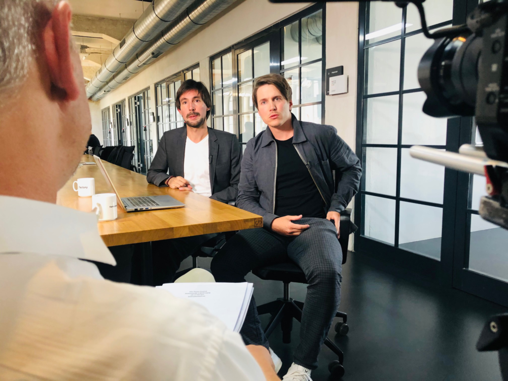 Die Buzzard-Gründer Dario Nassal und Felix Friedrich im Gespräch mit Stephan Weichert